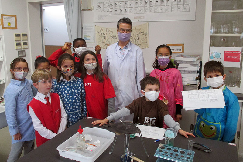 French Scientists Visit the Chemistry Lab (Bilingual Version)