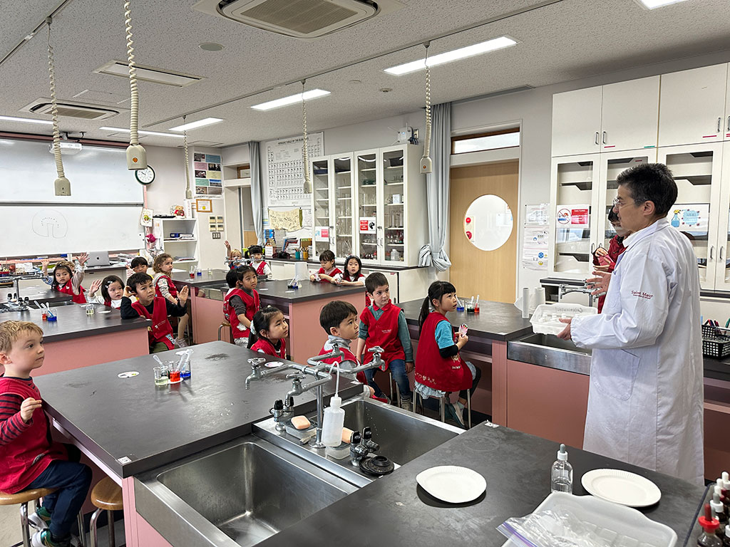 Montessori Students Visit the Chemistry Laboratory